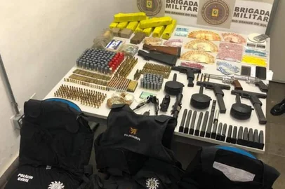 Um jovem de 24 anos e um homem de 43 anos foram presos em flagrante com drogas, armas, munição e dinheiro em Caxias do Sul. A prisão ocorreu por volta das 21h da terça-feira (15) BR-116, em Ana Rech. A dupla era monitorada há mais de um mês pelo setor de Inteligência do Comando Regional de Polícia Ostensiva da Serra.De acordo com a Brigada Militar (BM), os dois foram presos por policiais do 4° Batalhão de Polícia de Choque, quando saíam para levar drogas para outra cidade. Eles estavam em Renault Sandero, e tentaram fugir da abordagem policial, mas foram detidos pela polícia.<!-- NICAID(14593127) -->