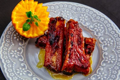  PORTO ALEGRE, RS, BRASIL, 11/08/2016 : Receitas com carne de porco - filé de porco com chutney de manga, lombinho de porco com purê de maçã, pernil de porco com purê de batata, sanduíche de pernil, costelinha com laranja e mel, massa com ragu de porco. (Omar Freitas/Agência RBS)Indexador: Omar Freitas<!-- NICAID(12375910) -->
