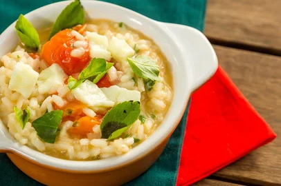  PORTO ALEGRE, RS, BRASIL 01/06/2016 - Receitas de risotos para o caderno Destemperados, com as seguintes receitas: Risoto de moranga com carne seca e queijo coalho Risoto de frango com limão siciliano e manjericão Risoto caprese Risoto de alho-poró e parmesão Risoto ratatouille Risoto de palmito e iscas de carne. (FOTO: OMAR FREITAS/AGÊNCIA RBS).Indexador: Omar Freitas<!-- NICAID(12232748) -->