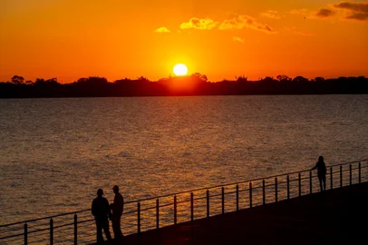  PORTO ALEGRE, RS, BRASIL - 03/06/2020Pôr-do-sol na Orla do Guaíba<!-- NICAID(14514741) -->