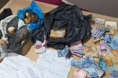 Policiais Civis cumpriram mandado de busca e apreensão em um ponto de tráfico de drogas, localizado no bairro Monte Claro, em Vacaria, na quinta-feira (17). O suspeito procurado é um dos responsáveis por realizar tortura a um usuário de drogas em dezembro de 2019. Na ação policial, ele não foi localizado. Foi detida a mulher dele, de 19 anos. Na casa, foram encontradas drogas como crack e maconha, balança de precisão e máquina para pagamento com cartões, configurando tráfico de drogas no local.<!-- NICAID(14595472) -->