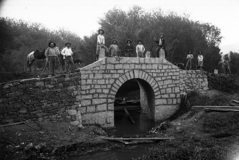 Ponte Negra, surgida em 1909, no antigo Travessão Vitório Emanuel da Sétima Légua (atual bairro São José). Na foto, a ponte e os trabalhadores da construção, em 1909.<!-- NICAID(14595495) -->