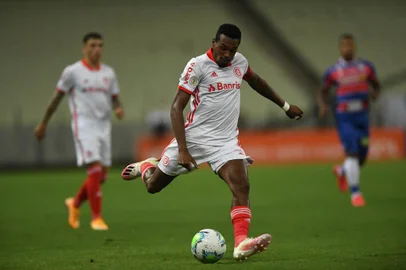 Inter enfrenta o Fortaleza na Arena Castelão, no Ceará, pela 11ª rodada do Brasileirão. No lance, Edenilson<!-- NICAID(14596529) -->