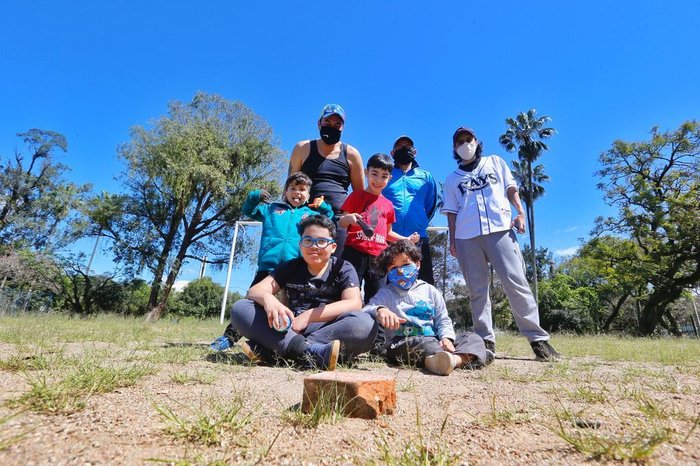 Primeira reunião da escolinha de beisebol ocorreu neste domingo (20), no Parque Farroupilha