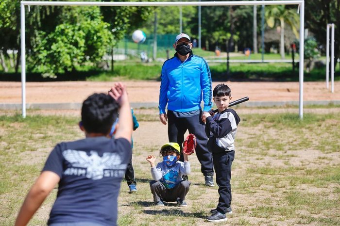 Primeira reunião da escolinha de beisebol ocorreu neste domingo (20), no Parque Farroupilha