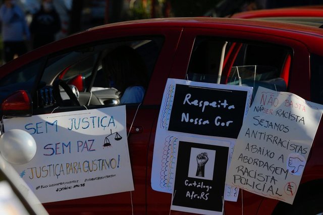  PORTO ALEGRE, BR, BRASIL - 20.09.2020 - Acompanhamos o início da carreata que pedirá justiça no caso Gustavo, um engenheiro que foi morto por engano durante uma perseguição policial em MARAU, em abril. (Foto: Lauro Alves/Agencia RBS)<!-- NICAID(14596772) -->