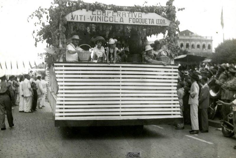 Desfile da Festa da Uva de 1950, quando participou a Cooperativa Vitivinícola Forqueta, produtora dos Vinhos Radiante. Local é a Avenida Júlio, em frente à Praça Dante Alighieri.<!-- NICAID(14596584) -->
