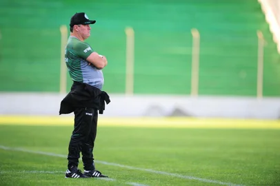  CAXIAS DO SUL, RS, BRASIL, 18/09/2020. Juventude x Grêmio Sub-23, jogo-treino realizado no estádio Alfredo Jaconi. Técnico do Ju, Pintado. (Porthus Junior/Agência RBS)<!-- NICAID(14596071) -->