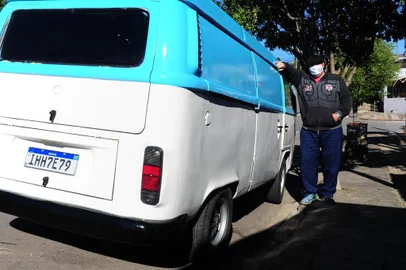  BENTO GONÇALVES, RS, BRASIL, 21/09/2020. Aposentado Hélio Zuleger Gerhardt, 44 anos. Ele foi caminhoneiro por cerca de 15 anos e precisou se aposentar no final de 2018 por invalidez. Parado em casa, começou a assistir vídeos no YouTube e aprendeu sozinho sobre chapeação. Decidiu comprar uma Kombi e a reformou, pouco a pouco, com o desejo de transformá-la em motor home e rodar o RS e o Brasil.(Porthus Junior/Agência RBS)<!-- NICAID(14597374) -->