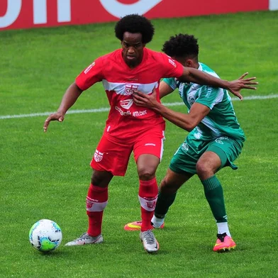 CAXIAS DO SUL, RS, BRASIL, 17/09/2020. Juventude x CRB, jogo válido pela quarta fase da Copa do Brasil 2020 realizado no estádio Alfredo Jaconi. Na foto, zagueiro Wellington (D). (Porthus Junior/Agência RBS)<!-- NICAID(14594975) -->