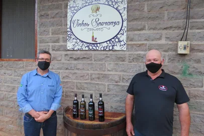 Vinhos Speranza é uma das três novas vinícolas coloniais do município de Bento Gonçalves. Na foto, extensionista rural da Emater/RS-Ascar, Neiton Perufo, e proprietário da Vinhos Speranza, o agricultor Alceu Speranza. <!-- NICAID(14597756) -->