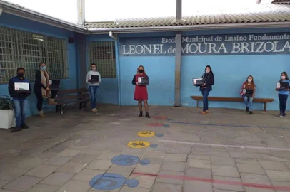 Estudantes de sete escolas da rede municipal e estadual de Flores da Cunha e Nova Pádua vão contar com 38 notebooks para facilitar o acesso à educação e qualificar o ensino remoto durante a pandemia de covid-19. A doação dos equipamentos partiu do Fórum de Flores da Cunha na última semana. As escolas municipais contempladas em Flores são:  Rio Branco, com três computadores, 1º de Maio e Francisco Zilli, com cinco equipamentos cada e Leonel de Moura Brizola e Tancredo de Almeida Neves receberam sete notebooks para cada colégio. Na rede estadual, a escola São Rafael foi contemplada com sete computadores. Para a Escola Estadual de Ensino Médio Luiz Gelain, de Nova Pádua, também foram doados sete equipamentos.<!-- NICAID(14598156) -->