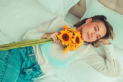 Editorial de Primavera produzido por Sidnei Staudt.Ficha técnica Abordagem: Boas novas, a primavera se anuncia.Conceito: Sidnei Staudt Apoio de arte: Paulinho SilvaModelo: Gisi FiuzaWear Code: Lehitàge Beauty: Débora Camassola  Flores e criação das peças florais: Blumennstrauss Fotografia: Wellington DaminLocação: Code Colchões Alimentação: Delícias de Neiva<!-- NICAID(14594368) -->