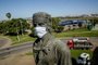  ** EM BAIXA** - PORTO ALEGRE, RS, BRASIL - 22.09.2020 - Após suspeita de vandalismo, máscara é recolocada no Laçador. (Foto: Marco Favero/Agencia RBS)<!-- NICAID(14598524) -->