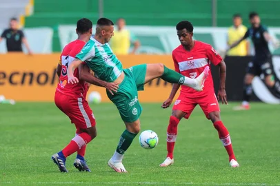 CAXIAS DO SUL, RS, BRASIL, 17/09/2020. Juventude x CRB, jogo válido pela quarta fase da Copa do Brasil 2020 realizado no estádio Alfredo Jaconi. Na foto, Volante Marciel (C). (Porthus Junior/Agência RBS)<!-- NICAID(14595072) -->