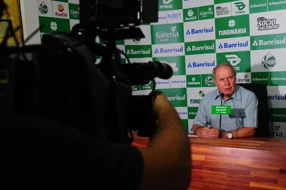  CAXIAS DO SUL, RS, BRASIL, 16/03/2020. Coletiva com Walter Dal Zotto Jr (D), presidente do Juventude e com Osvaldo Pioner (E), vice-presidente de futebol. Na coletiva, foi anunciada oficialmente a saída do técnico Marquinhos Santos do comando da equipe. (Porthus Junior/Agência RBS)<!-- NICAID(14453396) -->