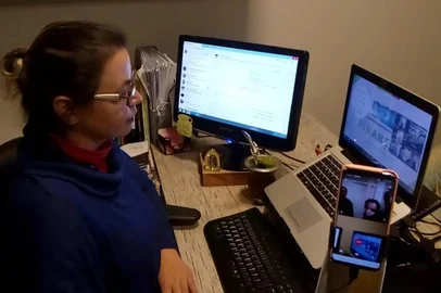 Projeto Empreendedorismo e Projetos de Vida da professora Patrícia Borges Gomes, da Escola Municipal de Ensino Fundamental Tancredo de Almeida Neves, de Flores da Cunha. Como nem todos os alunos conseguem utilizar o Zoom, ela transmite as aulas ao mesmo tempo via WhatsApp.<!-- NICAID(14599304) -->