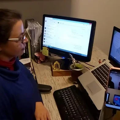 Projeto Empreendedorismo e Projetos de Vida da professora Patrícia Borges Gomes, da Escola Municipal de Ensino Fundamental Tancredo de Almeida Neves, de Flores da Cunha. Como nem todos os alunos conseguem utilizar o Zoom, ela transmite as aulas ao mesmo tempo via WhatsApp.<!-- NICAID(14599304) -->