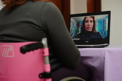  CAXIAS DO SUL, RS, BRASIL (23/09/2020)Bailarina Roberta Spader, personagem desta semana da A Arte Não Para. Ela dirige o Espaço Ser, no qual dá aula para deficientes, cadeirantes, idosos e afins (ela mesma é muletante e cadeirante). (Antonio Valiente/Agência RBS)<!-- NICAID(14599074) -->