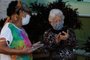 Senhora da direita (grisalha) - Zely de Oliveira da Silva, 89 anos ¿ gosta de ajudar na cozinha e trabalhar com artesanatoSenhora da esquerda (máscara branca) ¿ Lurdes Elisabeth Marques da Silva, 72 anos ¿ é vaidosa, gosta de cachorros e de dançar<!-- NICAID(14599565) -->