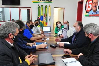 coligação Vamos Abraçar Caxias, conduzida por Carlos Búrigo e Elói Frizzo foram debatidas, no diretório do MDB. Ex-governador José Ivo Sartori participou<!-- NICAID(14599651) -->