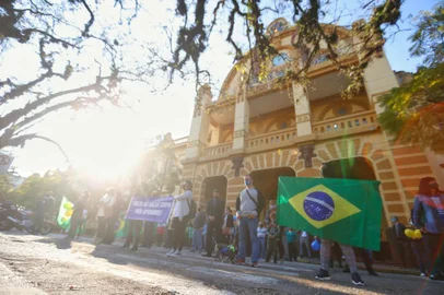  PORTO ALEGRE, RS, BRASIL, 24/09/2020- Manifestação em apoio à reabertura do Colégio Militar de Porto Alegre.  Foto:  Lauro Alves/Agencia RBS<!-- NICAID(14600115) -->