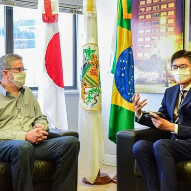  Takashi Yokoyama esteve na Prefeitura, Câmara e na Associação de Língua e Cultura Japonesa da cidade<!-- NICAID(14600632) -->