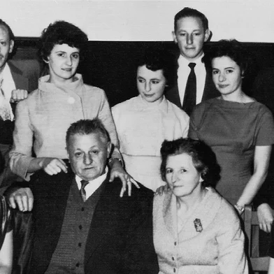Os Amoretti na década de 1950. Em pé, Rogério, Sérgio, Marina, Teresinha, Natal, Ivanizi, Arnaldo e Mário. Sentados, o casal Antônio Amoretti  (Nico) e Victória Troian Amoretti, entre as filhas Gislaine Amoretti (à esquerda) e Iracema<!-- NICAID(14600331) -->