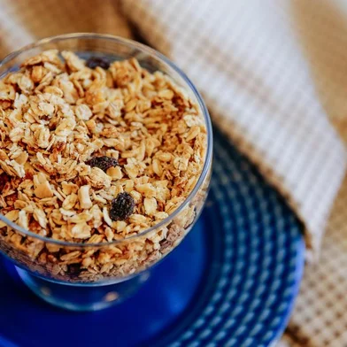  PORTO ALEGRE, RS, BRASIL, 25/01/2017 : Destemperados : Receitas para um café da manhã completo: granola, queijo quente com banana, tapioca de presunto e queijo, panqueca americana com molho de frutas vermelhas, pão integral com ovo mexido e abacate, vitamina de morango. (Omar Freitas/Agência RBS)Indexador: Omar Freitas<!-- NICAID(12700920) -->