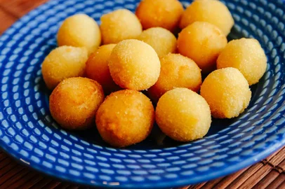  PORTO ALEGRE, RS, BRASIL, 25/01/2017  : Destemperados - Salgadinhos clássicos: Croquete, enroladinho de salsicha, bolinha de queijo, risole e coxinha de frango. (Omar Freitas/Agência RBS)Indexador: Omar Freitas<!-- NICAID(12731779) -->