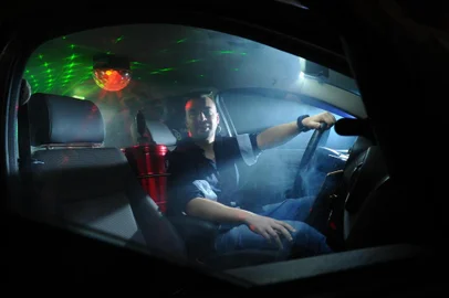  CAXIAS DO SUL, RS, BRASIL (25/09/2020)Motorista de transporte por aplicativo Guilherme Silva Camello que tem o Uber da Balada, ele equipou o carro com Bluetooth, Spotify, TV, luz, wi-fi máquina de fumaça. Na matéria contamos a história dele e os diferenciais do veículo. (Antonio Valiente/Agência RBS)<!-- NICAID(14601193) -->