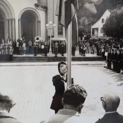 Hasteamento da bandeira pelo então prefeito de Caxias do Sul, Mario Vanin, que oficializou abertura da primeira edição da Semana de Galópolis. Data: 1975.<!-- NICAID(14601423) -->