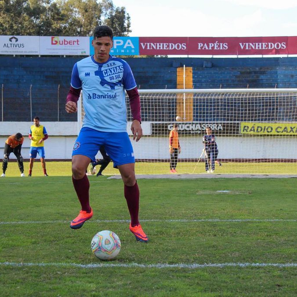 Pedreiro, sorveteiro e cowboy: a história de vida de Giovane Gomez até  chegar ao Caxias