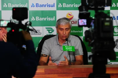  CAXIAS DO SUL, RS, BRASIL, 16/03/2020. Coletiva com Walter Dal Zotto Jr (D), presidente do Juventude e com Osvaldo Pioner (E), vice-presidente de futebol. Na coletiva, foi anunciada oficialmente a saída do técnico Marquinhos Santos do comando da equipe. (Porthus Junior/Agência RBS)<!-- NICAID(14453411) -->