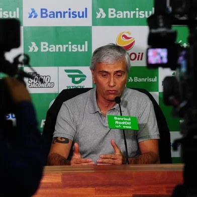  CAXIAS DO SUL, RS, BRASIL, 16/03/2020. Coletiva com Walter Dal Zotto Jr (D), presidente do Juventude e com Osvaldo Pioner (E), vice-presidente de futebol. Na coletiva, foi anunciada oficialmente a saída do técnico Marquinhos Santos do comando da equipe. (Porthus Junior/Agência RBS)<!-- NICAID(14453411) -->