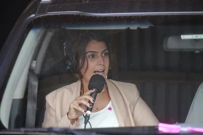  PORTO ALEGRE, RS, BRASIL - 2020.09.28 - Debate da Rádio Gaúcha entre os 13 candidatos à prefeitura de Porto Alegre, em formato drive-in. Na foto: Manuela D¿Ávila (PCdoB) (Foto: ANDRÉ ÁVILA/ Agência RBS)<!-- NICAID(14603057) -->