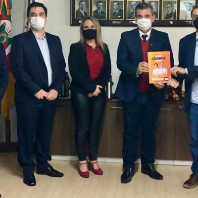  MARCELO SLAVIERO E CESAR BERNARDI ENTREGAM PLANO DE TRABALHO DO NOVO À DIRETORIA DA CIC <!-- NICAID(14603370) -->