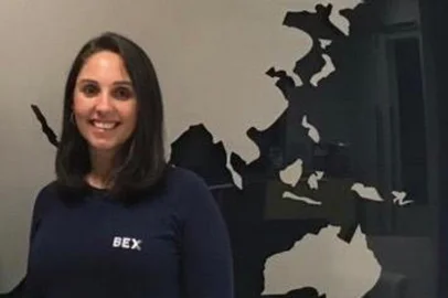 Daniela Fabris, 33 anos, é natural de Bento Gonçalves  e atua como diretora Regional da BEX Intercâmbio Cultural & Viagens.  Ela está interessada em requerer a cidadania italiana para poder estudar, residir e trabalhar na Europa, em demais países que aceitem a entrada de cidadães italianos.<!-- NICAID(14604100) -->