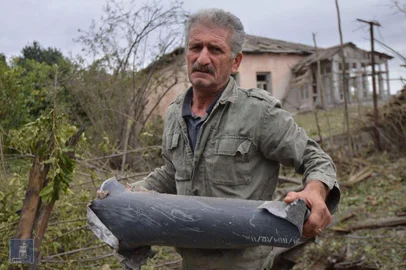  A man holds an ammunition fragment following what is said was Azeri attack during clashes between Armenian separatists and Azerbaijan over the breakaway Nagorny Karabakh region, in Nagorno-Karabakhs city of Martuni on September 28, 2020. (Photo by Handout / Armenian Foreign Ministry / AFP) / RESTRICTED TO EDITORIAL USE - MANDATORY CREDIT AFP PHOTO / Armenian Foreign Ministry / handout - NO MARKETING NO ADVERTISING CAMPAIGNS - DISTRIBUTED AS A SERVICE TO CLIENTS --- NO ARCHIVE ---Editoria: WARIndexador: HANDOUTSecao: armed conflictFonte: Armenian Foreign MinistryFotógrafo: Handout<!-- NICAID(14604104) -->
