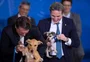 Bolsonaro sanciona lei que aumenta pena para maus-tratos a cães e gatos