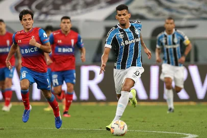  Brazil's Gremio defender Rodrigues controls the ball during their closed-door Copa Libertadores group phase football match at the Arena do Gremio stadium in Porto Alegre, Brazil, on September 29, 2020, amid the COVID-19 novel coronavirus pandemic. (Photo by Alexandre Schneider / POOL / AFP)Editoria: SPOLocal: Porto AlegreIndexador: ALEXANDRE SCHNEIDERSecao: soccerFonte: POOLFotógrafo: STR<!-- NICAID(14604814) -->