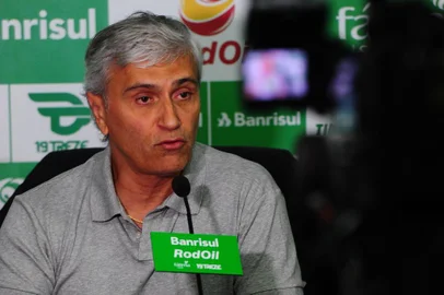  CAXIAS DO SUL, RS, BRASIL, 16/03/2020. Coletiva com Walter Dal Zotto Jr (D), presidente do Juventude e com Osvaldo Pioner (E), vice-presidente de futebol. Na coletiva, foi anunciada oficialmente a saída do técnico Marquinhos Santos do comando da equipe. (Porthus Junior/Agência RBS)<!-- NICAID(14453412) -->