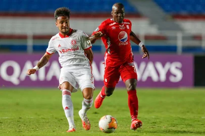  Brazils Internacional defender Heitor (L) and Colombias America de Cali midfielder Enmerson Batalla vie for the ball during their closed-door Copa Libertadores group phase football match at the La Bombonera stadium in Buenos Aires, on September 29, 2020, amid the COVID-19 novel coronavirus pandemic. (Photo by ERNESTO GUZMAN JR / POOL / AFP)Editoria: SPOLocal: Buenos AiresIndexador: ERNESTO GUZMAN JRSecao: soccerFonte: POOLFotógrafo: STR<!-- NICAID(14604982) -->