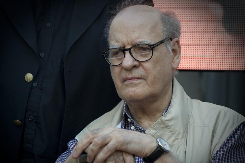  (FILES) In this file photo taken on January 12, 2015 renowned Argentinian cartoonist and illustrator Quino (Joaquin Lavado) takes part in a tribute to the victims of the satirical weekly Charlie Hebdo in Paris outside the Museo del Humor, in Buenos Aires. - Quino passed away on September 30, 2020 at 88, his editor confirmed. (Photo by Alejandro PAGNI / AFP)Editoria: ACELocal: Buenos AiresIndexador: ALEJANDRO PAGNISecao: cartoonFonte: AFPFotógrafo: STR<!-- NICAID(14605475) -->