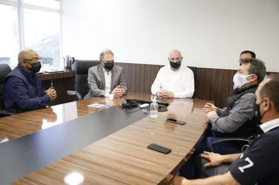 Reunião de Edson Néspolo e Edson da Rosa com setor da construção civil<!-- NICAID(14605987) -->
