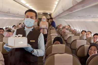 serving cake to a passenger celebrating a birthday on a flight to nowhere on Royal Brunei Airlines. (Royal Brunei Airlines via The New York Times)In an undated image provided by Royal Brunei Airlines, serving cake to a passenger celebrating a birthday on a flight to nowhere on Royal Brunei Airlines. People who miss flying are rushing to buy tickets for flights that land in the same place they depart from. (Royal Brunei Airlines via The New York Times) -- NO SALES; FOR EDITORIAL USE ONLY WITH NYT STORY FLIGHTS TO NOWHERE BY TARIRO MZEZEWA FOR SEPT. 19, 2020. ALL OTHER USE PROHIBITED. --Editoria: TLocal: UNDATEDIndexador: ROYAL BRUNEI AIRLINESFonte: ROYAL BRUNEI AIRLINESFotógrafo: HO<!-- NICAID(14604531) -->