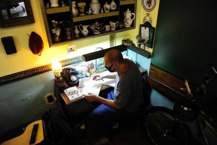 O professor de história decorou a sala com louças, quadros, espelhos e outros objetos