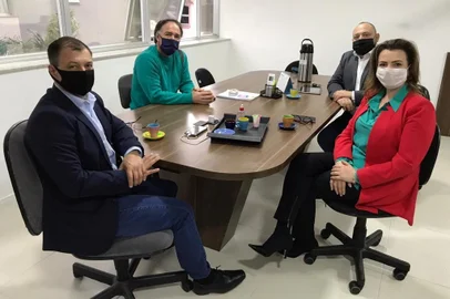 Júlio Freitas e Chico Guerra recebem representantes da Festa Nacional da Uva Turismo e Empreendimentos S/A<!-- NICAID(14606314) -->