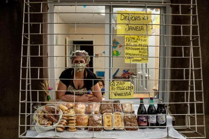  PORTO ALEGRE, RS, BRASIL - 26/09/2020Brique do DG: Para passar por cima da crise, a empreendedora Vanessa decidiu começar a vender bolos, pães e guloseimas na janela do seu apartamento