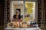  PORTO ALEGRE, RS, BRASIL - 26/09/2020Brique do DG: Para passar por cima da crise, a empreendedora Vanessa decidiu começar a vender bolos, pães e guloseimas na janela do seu apartamento